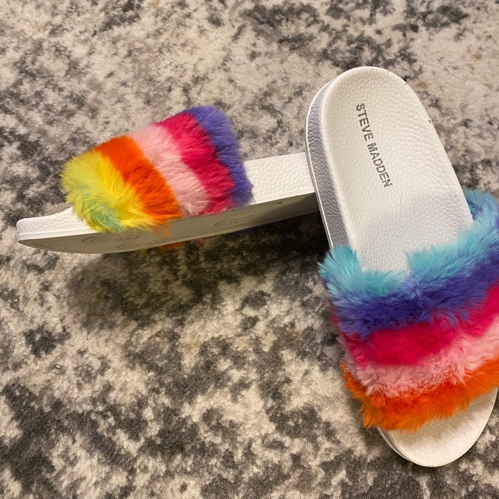 Steve Madden Kids Rainbow Colorful Faux Fur Slides Slip-on Shoes Slippers 4 - Picture 3 of 5
